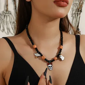 Detailweergave van een Halloween-kralenketting met spoken, vleermuizen en schedelhangers