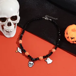 Gedetailleerd overzicht van de Halloween kralenketting met geest-, vleermuis- en schedelhangers.