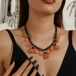 Detailopname van een Halloween-ketting met pompoenhangers aan een zwarte grove ketting