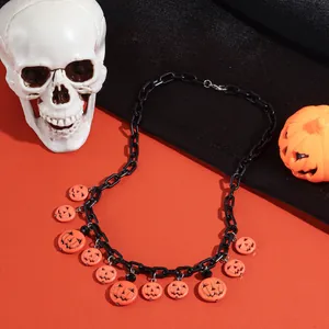 Detail van Halloween-ketting met oranje pompoenhangers en een zwarte grove ketting