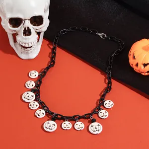 Detailopname van Halloween ketting met witte pompoenhangers en zwarte grove schakels