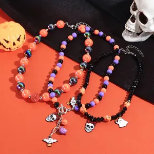 Kleurrijke Halloween kralenkettingen met unieke schedel-, spook- en pompoenhangers.