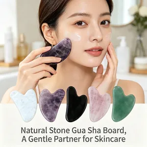 Femme asiatique utilisant un outil Gua Sha en pierre naturelle pour soin du visage quotidien