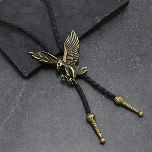 Primer plano de corbata Bolo con águila de bronce vintage y cordón de cuero negro