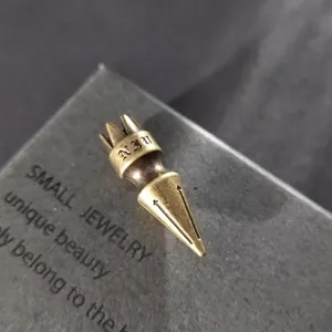 Primer plano de punta de corbata bolo de bronce vintage para joyería artesanal DIY