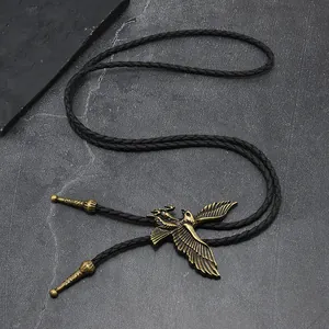 Vista detallada de la corbata Bolo con águila de bronce y cordón trenzado negro de calidad