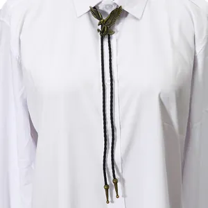 Primer plano de una corbata Bolo de águila de bronce en un cuello de camisa blanca