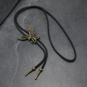 Detalle de corbata Bolo con águila de bronce vintage y cordón de cuero trenzado negro