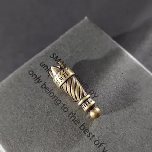 Primer plano de punta de cordón de bronce antiguo con patrón en espiral para joyería
