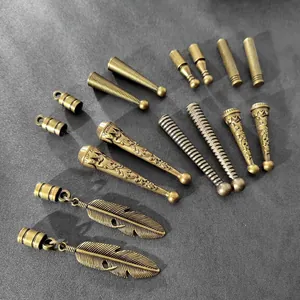 Detalle de terminales de cordón y colgantes de plumas en bronce antiguo para DIY