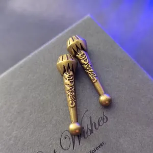 Detalle de primer plano de terminales de cordón en bronce antiguo con tallas florales