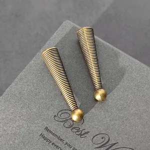 Primer plano de terminales de cordón cónicos de bronce antiguo para joyería artesanal