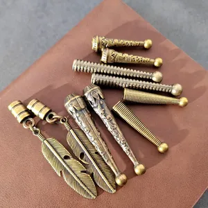 Primer plano de terminales de cuerda de bronce antiguo con motivos de plumas y hierbas