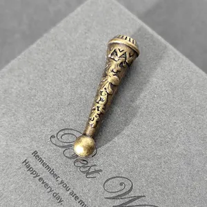 Detalle del extremo del cordón en bronce antiguo con diseño floral para corbatas Bolo