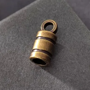 Detalle del terminal de cordón cilíndrico de bronce antiguo para bisutería DIY