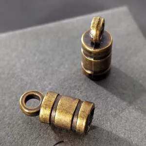 Primer plano de terminal de cordón cilíndrico en bronce envejecido