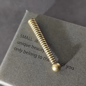 Detalle macro de un terminal de cordón cilíndrico de bronce antiguo para crear joyas DIY