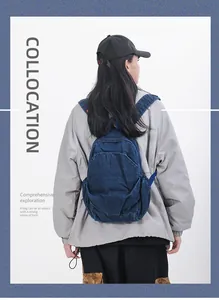 Vista detallada de una pequeña mochila de mezclilla lavada azul vintage llevada por modelo