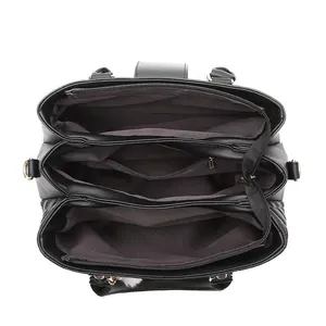 Detalles del interior de un bolso negro de gran capacidad con múltiples bolsillos