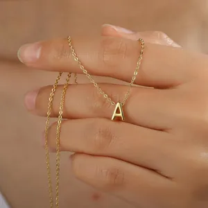 Primer plano de un collar minimalista de acero inoxidable chapado en oro de 18k con letra A