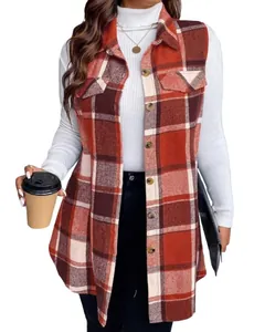 Dettaglio del gilet casual senza maniche a quadri arancioni con tasche frontali