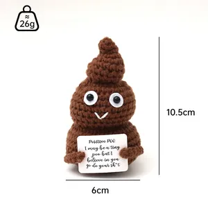 Detalle de muñeco de ganchillo Positive Poo hecho a mano con altura de 10,5 cm e información