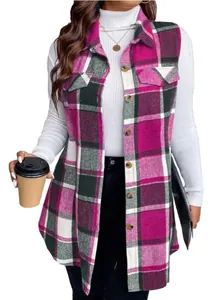 Primo piano di un gilet scozzese da donna abbinato a un maglione bianco a collo alto