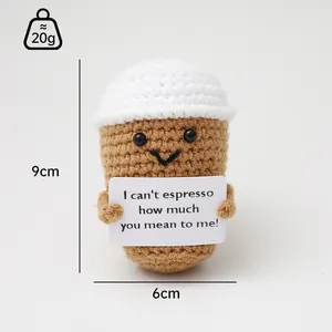 Vista detallada del tamaño de un muñeco de ganchillo en forma de taza de café de 9cm