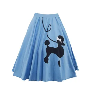 Détail de la silhouette de caniche classique sur une jupe midi bleu clair de style vintage