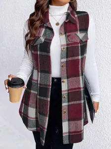 Vista dettagliata di un gilet senza maniche a quadri rosso e grigio con bottoni e tasche