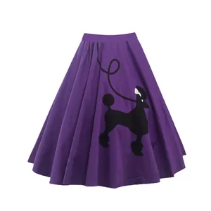Jupe évasée violette des années 50 avec imprimé classique de silhouette de caniche noir.
