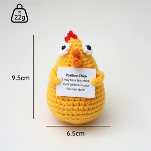 Primer plano detallado de un pollito de ganchillo hecho a mano de 9,5 cm con un mensaje positivo.