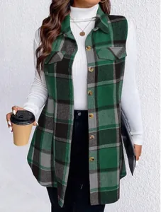 Dettaglio del gilet scozzese verde da donna con tasche e bottoni classici
