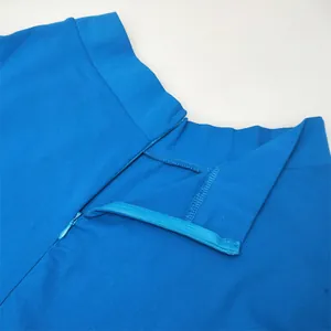 Détail de la fermeture éclair cachée et de la taille d'une jupe vintage bleu vif