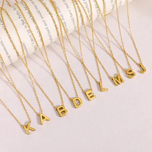 Vista detallada de collares de acero inoxidable chapados en oro 18k con varias letras iniciales