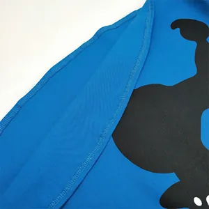 Détail du tissu bleu avec imprimé caniche noir et coutures renforcées