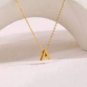 Detalle de un collar minimalista de acero inoxidable bañado en oro de 18k con letra A