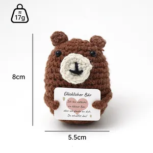 Detalle de oso de peluche tejido a mano, altura de 8cm y peso de 17g, acabado en marrón