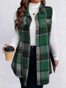 Gilet lungo casual senza maniche a quadri verdi da donna con bottoni e due tasche.