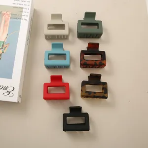 Detailaufnahme von 5cm matt quadratischen Haarklammern in verschiedenen Farben