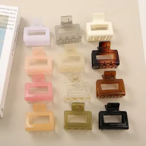Sammlung von verschiedenfarbigen 5 cm kleinen quadratischen Haarklammern in mattem Stil