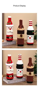 Dettaglio dei copribottiglie di vino natalizi a maglia con motivi di Babbo Natale e Renna