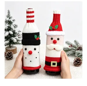 Copribottiglie di vino lavorati a maglia a forma di Babbo Natale e pupazzo di neve.