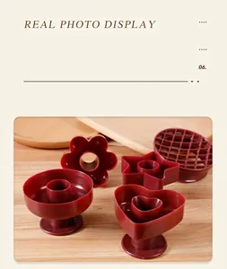 Set aus roten Donut-Ausstechern in Herz-, Stern- und Blumenform auf einem Holzsockel.