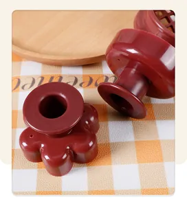 Detailansicht einer dunkelroten blumenförmigen Donut-Form aus Kunststoff zum Backen.