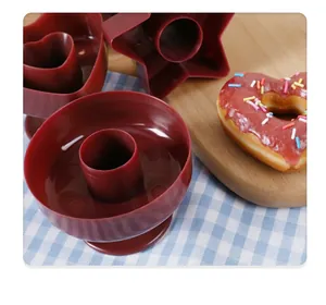 Detailansicht der kastanienbraunen Donut-Formen in verschiedenen Formen mit fertigem Donut