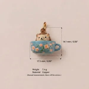Pendentif hérisson en cuivre dans une tasse fleurie bleue, poids 7,4g, 17,5mm large.