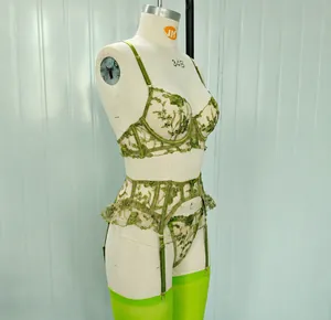 Completo intimo con ricamo floreale verde, reggicalze e calze neon