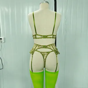 Dettaglio della vista posteriore del set lingerie verde ricamato con reggicalze