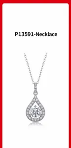 Vista dettagliata del ciondolo in moissanite a goccia su catena in argento sterling 925